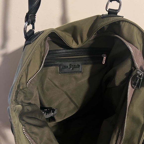 Medium size tote. Hunter green, good condition no rips , s dark patch or 2 - Picture 3 of 5